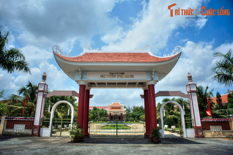  3. Bến Tre. Tên gọi tỉnh Bến Tre bắt nguồn từ tiếng Khmer là "Srôk kompong Trey". Sau này người Việt dịch chữ Srôk thành Bến và giữ phiên âm Trey lại, đọc phiên âm tiếng Việt từ Trey thành Tre. Ảnh: Khu lưu niệm nữ tướng Nguyễn Thị Định, huyện Giồng Trôm, tỉnh Bến Tre.