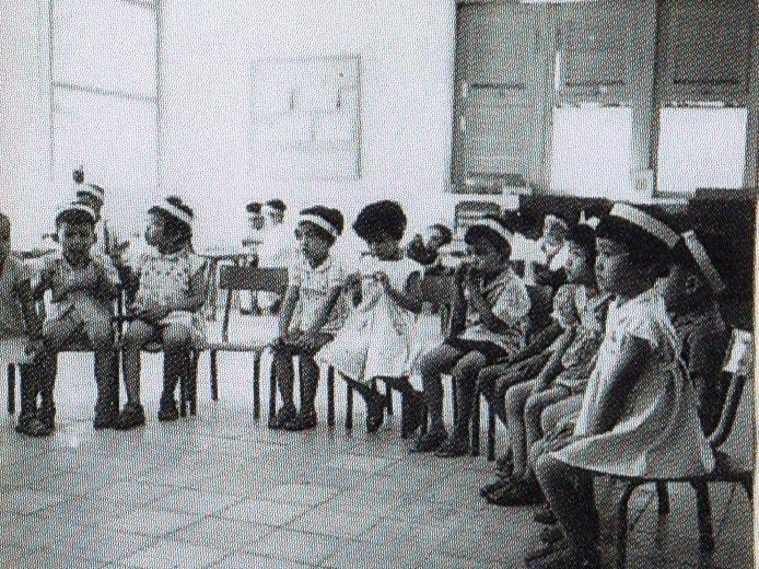 Hàng ngày, học sinh được các hướng dẫn viên đưa đi đón về trên tàu điện. Các buổi chiều trẻ được sang chơi hay tập thể dục trong vườn Bách Thảo. Trẻ được học đạo đức, rèn tác phong lễ phép, lịch sự, chú trọng vệ sinh thân thể.