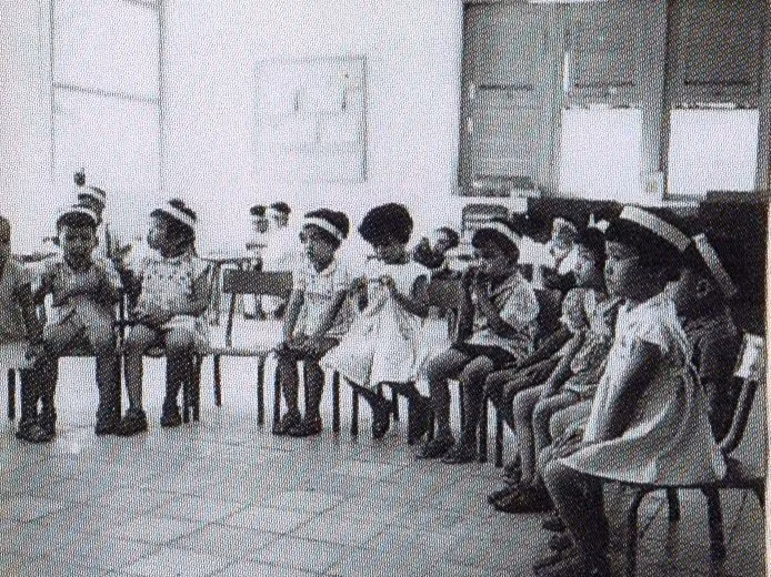 Hàng ngày, học sinh được các hướng dẫn viên đưa đi đón về trên tàu điện. Các buổi chiều trẻ được sang chơi hay tập thể dục trong vườn Bách Thảo. Trẻ được học đạo đức, rèn tác phong lễ phép, lịch sự, chú trọng vệ sinh thân thể.