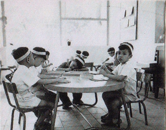 Khi Kháng chiến toàn quốc bùng nổ tháng 12/1946, trường mầm non Bách Thảo phải đóng cửa, khép lại một ý tưởng khai mở thực hành giáo dục mầm non của vợ chồng ông Vĩnh Bang và bà Lê Thị Tuất cùng những cộng sự của họ.