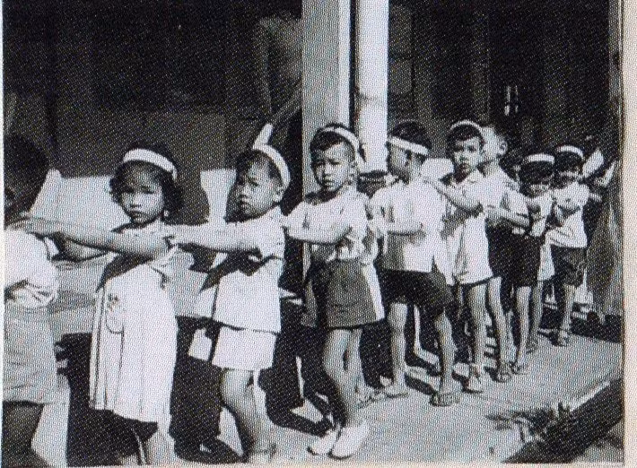 Nhà trường áp dụng tư tưởng giáo dục rất nhân văn và tiến bộ: Nhận trẻ nhà giàu cũng như trẻ nhà nghèo, những trẻ khỏe mạnh cứng cáp cũng như những trẻ ốm yếu, có gia cảnh bất hạnh...