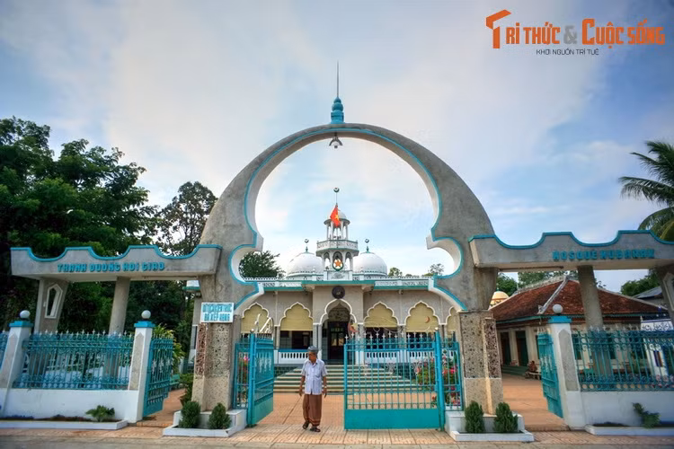  3. Hồi giáo: Thánh đường Mubarak (huyện Phú Tân, tỉnh An Giang). Thánh đường Mubarak của cộng đồng người Chăm theo đạo Hồi chính là thánh đường Hồi giáo cổ xưa nhất của Việt Nam. Thánh đường được khởi dựng từ năm 1750, bắt đầu được xây kiên cố từ thập niên 1920.