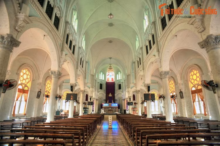 Không gian bên trong nhà thờ tràn ngập ảnh sáng nhờ những vòm cửa cao. Nhiều ý kiến cho rằng nhà thờ Cái Bè chính là nhà thờ đẹp nhất của vùng Tây Nam Bộ.