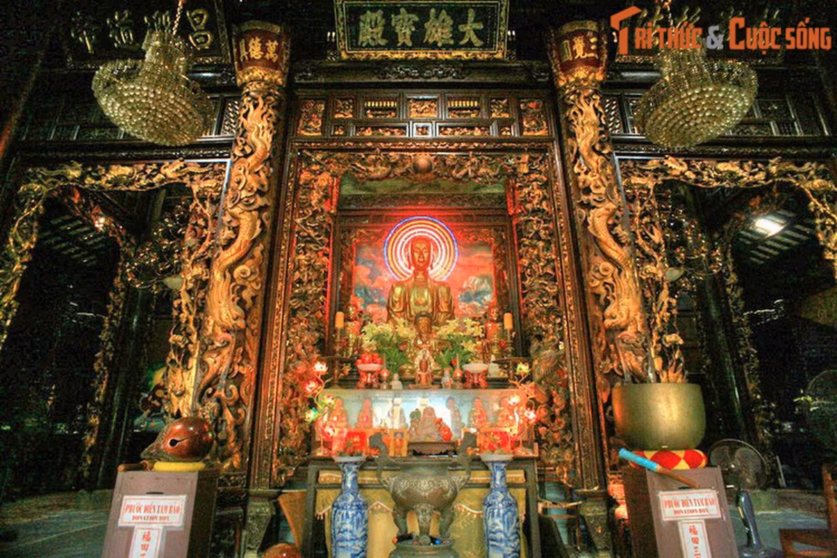 Chùa có trên 60 tượng Phật, La Hán đúc bằng gỗ, đồng, đất nung, xi măng, đa số tượng bằng gỗ, tất cả được thếp vàng óng ánh với niên đại từ cuối thế kỷ 19, đầu thế kỷ 20. Đây là những bức tượng cố quý giá của Phật giáo Việt Nam.