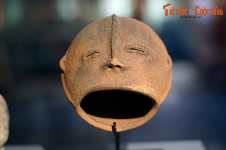 Bát nghi lễ hình đầu người, văn hóa cổ lưu vực sông Niger, thu thập ở Igbo Izzi, Nigeria. Triền sông Niger có hoàng loạt di chỉ khảo cổ học, cung cấp những vật chứng quý báu về sự phát triển các nền văn hóa cổ ở Tây Phi.