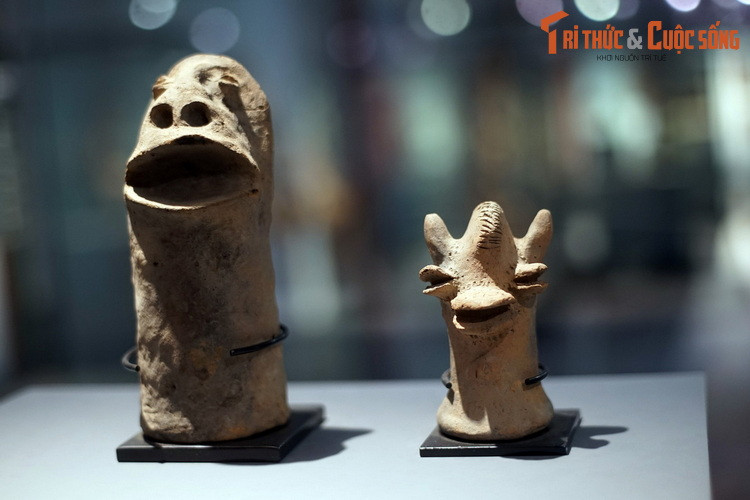 Tượng đầu người và tượng người - thú thuộc nền văn hóa Sao, thu thập ở Tchad. Người Sao là cư dân cổ vùng Trung Phi, gồm nhiều nhóm phân bố ở hạ lưu các sông thuộc Tách, Nigeria và Cameroon hiện nay. Là cư dân đánh cá, bộ tộc châu Phi này có nhiều tín ngưỡng liên quan đến nước.