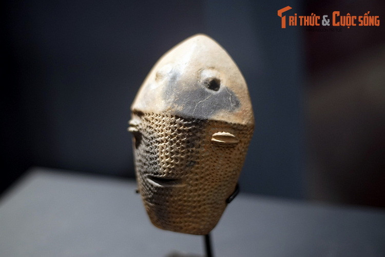 Một bức tượng người - cá thuộc nền văn hóa Sao, thu thập ở Tchad. Người Sao có nghệ thuật chế tác đồ gồm đặc sắc, với nhiều di chỉ gần hồ Tchad. Hậu duệ của họ là người Kôtko, Bakoko, Peul, Laobe, từ lâu đã hị Hồi giáo hóa, nhưng vẫn bảo lưu nhiều tín ngưỡng cổ xưa.