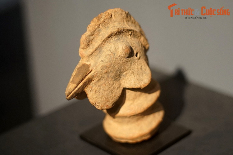 Tượng đầu gà trống, văn hóa Nok, thu thập ở Nigeria. Những đồ vật bằng đất nung của văn hóa Nok có niên đại từ thế kỷ 6 TCN đến thế 6 SCN, được công nhận là những tác phẩm điêu khắc cổ nhất châu Phi.