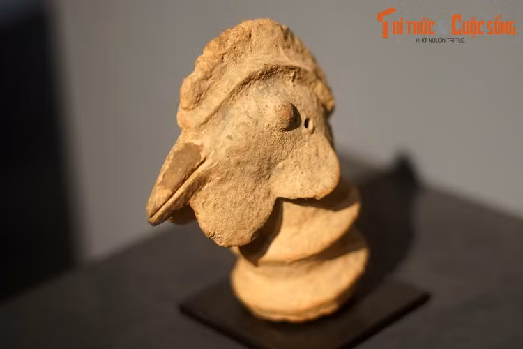 Tượng đầu gà trống, văn hóa Nok, thu thập ở Nigeria. Những đồ vật bằng đất nung của văn hóa Nok có niên đại từ thế kỷ 6 TCN đến thế 6 SCN, được công nhận là những tác phẩm điêu khắc cổ nhất châu Phi.