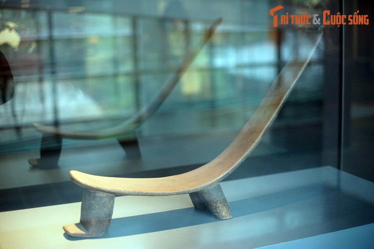 Ghế độc mộc ba chân, Bờ Biển Ngà. Đây là loại ghế đặc biệt được một số dân tộc châu Phi sử dụng. Chúng thể hiện quyền uy của thủ lĩnh hoặc người có vai vế trong bộ tộc và chỉ những người này mới được ngồi. Tùy theo tộc người mà kiểu dáng ghế sẽ có sự thay đổi.