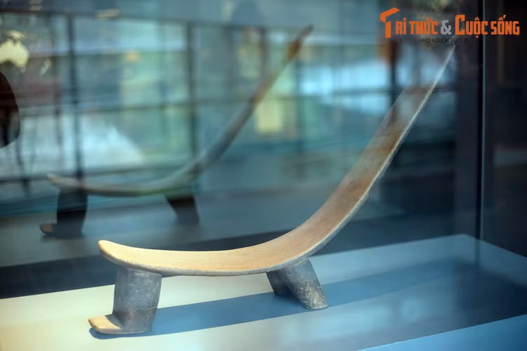 Ghế độc mộc ba chân, Bờ Biển Ngà. Đây là loại ghế đặc biệt được một số dân tộc châu Phi sử dụng. Chúng thể hiện quyền uy của thủ lĩnh hoặc người có vai vế trong bộ tộc và chỉ những người này mới được ngồi. Tùy theo tộc người mà kiểu dáng ghế sẽ có sự thay đổi.