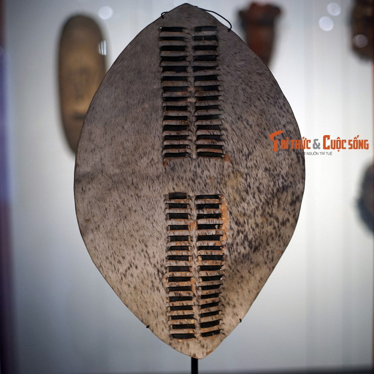 Khiên da của chiến binh Zulu, Nam Phi. Khiên da của chiến binh Zulu, Nam Phi. Từ thế kỷ 17, các đội quân tộc người Zulu được biết đến rộng rãi nhờ sự quả cảm trong cuộc chiến. Sử dụng lối đánh cận chiến, họ cầm khiên da bò để che chắn khi áp sát kẻ thù.