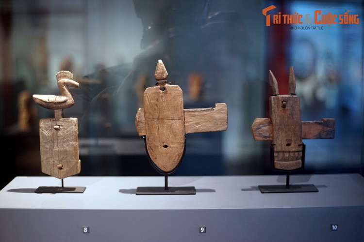 Hộp chốt vửa tạc hình chim, hình người, hình tai động vật của người Dogon ở Mali. Dogon là một nhóm dân tộc bản địa ở khu vực cao nguyên trung tâm của Mali, vùng Tây Phi. Họ nói một ngôn ngữ không có quan hệ gần gũi với bất kỳ ngôn ngữ nào khác.