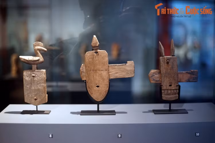 Hộp chốt vửa tạc hình chim, hình người, hình tai động vật của người Dogon ở Mali. Dogon là một nhóm dân tộc bản địa ở khu vực cao nguyên trung tâm của Mali, vùng Tây Phi. Họ nói một ngôn ngữ không có quan hệ gần gũi với bất kỳ ngôn ngữ nào khác.