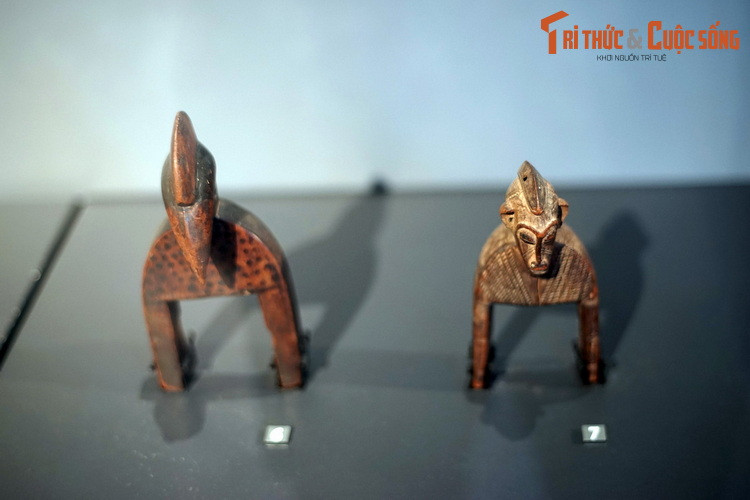 Ròng rọc khung dệt làm bằng gỗ tạc đầu chim hồng hoàng và đầu khỉ của người Senufo, Bờ Biển Ngà. Người Senufo bao gồm các phân nhóm sắc tộc đa dạng nói hệ ngôn ngữ Tây Phi, sống trong một khu vực trải dài phía bắc Bờ Biển Ngà, Đông Nam Mali và phía Tây Burkina Faso.