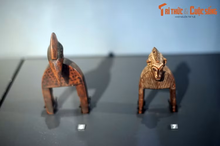 Ròng rọc khung dệt làm bằng gỗ tạc đầu chim hồng hoàng và đầu khỉ của người Senufo, Bờ Biển Ngà. Người Senufo bao gồm các phân nhóm sắc tộc đa dạng nói hệ ngôn ngữ Tây Phi, sống trong một khu vực trải dài phía bắc Bờ Biển Ngà, Đông Nam Mali và phía Tây Burkina Faso.