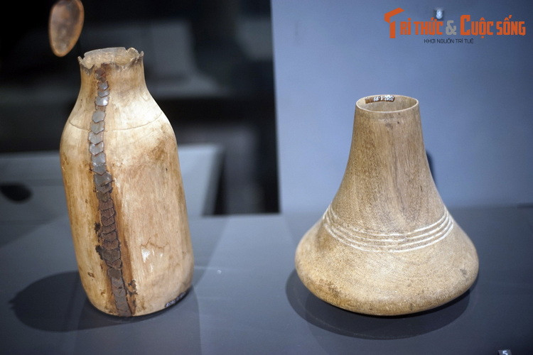 Bình đựng sữa làm bằng gỗ tiện của người Tutsi ở Rwanda. Người Tutsi là một nhóm người cư ngụ tại vùng Hồ Lớn châu Phi, nói các ngôn ngữ Rwanda-Rundi. Họ sinh sống chủ yếu trên lãnh thổ Rwanda và Burundi, nhưng cũng hiện diện tại Uganda, Cộng hòa Dân chủ Congo và Tanzania.