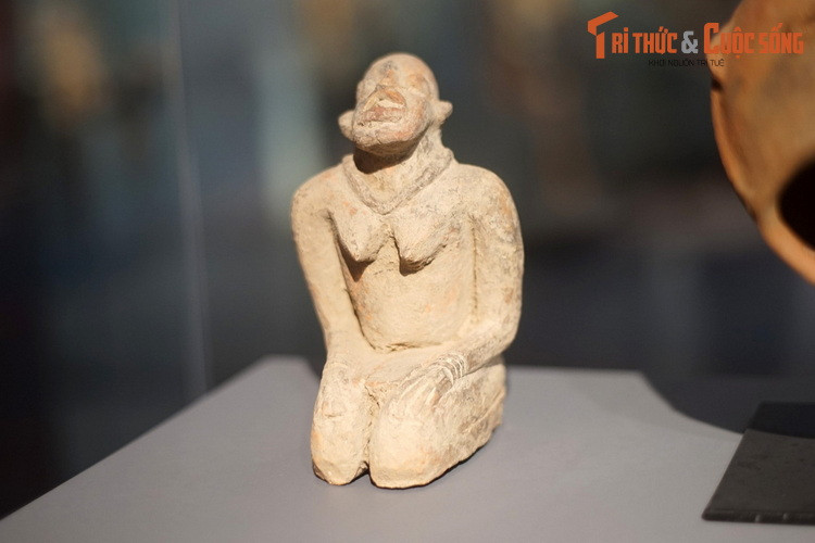 Tượng phụ nữ quỳ, văn hóa cổ lưu vực sông Niger, niên đại thế kỷ 12-13, thu thập ở di chỉ Djenné, Mali.