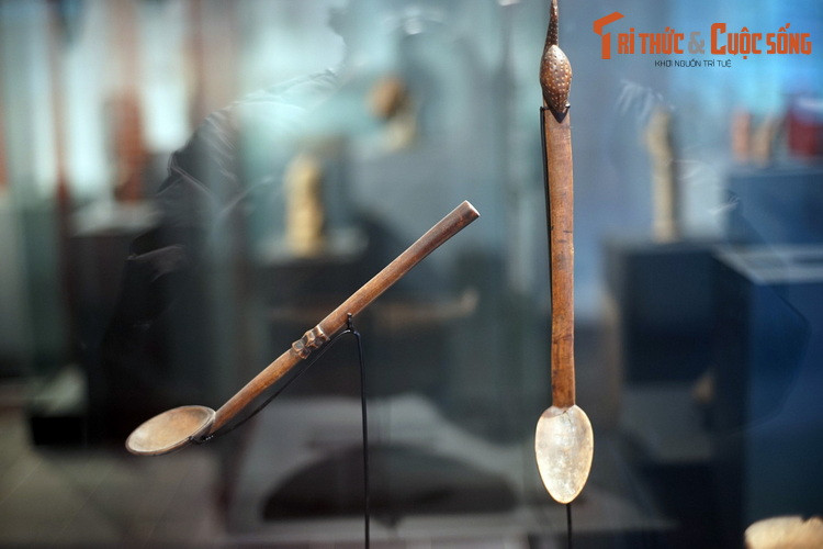 Thìa gỗ của người Zulu ở Nam Phi. Zulu là nhóm dân tộc lớn nhất và nổi tiếng nhất của Nam Phi. Vương quốc Zulu đã đóng một vai trò lớn trong lịch sử Nam Phi thế kỷ 19 và 20.