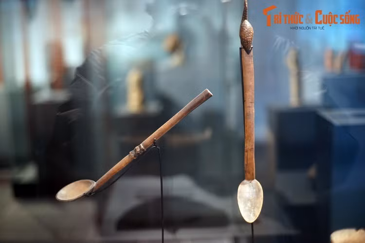 Thìa gỗ của người Zulu ở Nam Phi. Zulu là nhóm dân tộc lớn nhất và nổi tiếng nhất của Nam Phi. Vương quốc Zulu đã đóng một vai trò lớn trong lịch sử Nam Phi thế kỷ 19 và 20.