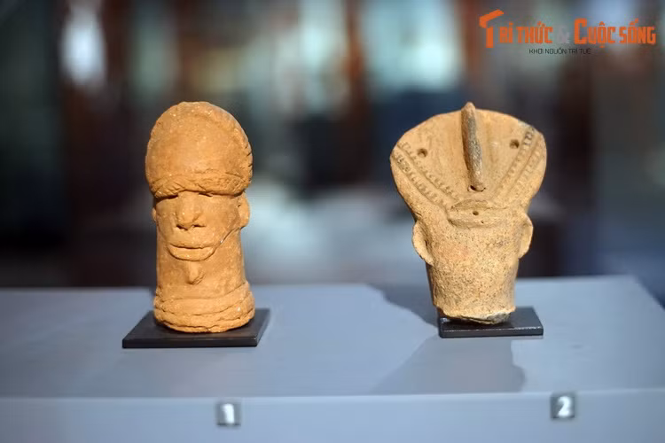 Hai bức tượng đầu người thuộc văn hóa Boura. Văn hóa Boura gồm một loạt di chỉ phát hiện ở Tây Nam Niger và Đông Nam Burkina Faso ngày nay. Các di chỉ này có niên đại từ thế kỷ 9-15.