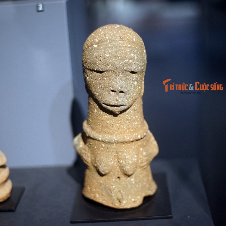 ượng nữ giới, văn hóa Nok, thu thập ở di chỉ Yelwa, Nigeria. Văn hóa Nok là một nền vă hóa cổ tiêu biểu ở lưu vực sông Niger, tồn tại từ các thế kỷ trước Công nguyên, lụi tàn đầu thiên niên kỷ thứ nhất.