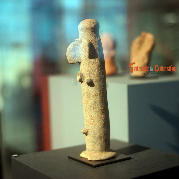 Tượng người cách điệu, văn hóa Boura. Có ba loại hình di chỉ văn hóa Boura được ghi nhận, gồm di chỉ cư trú, di chỉ thờ cúng và mộ táng. Hiện vật nhiều nhất là đồ đất nung, đặc biệt là các loại tiểu hình người và tượng tùy táng bằng đất nung.