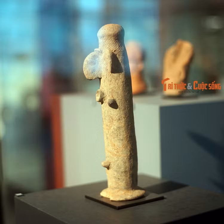 Tượng người cách điệu, văn hóa Boura. Có ba loại hình di chỉ văn hóa Boura được ghi nhận, gồm di chỉ cư trú, di chỉ thờ cúng và mộ táng. Hiện vật nhiều nhất là đồ đất nung, đặc biệt là các loại tiểu hình người và tượng tùy táng bằng đất nung.