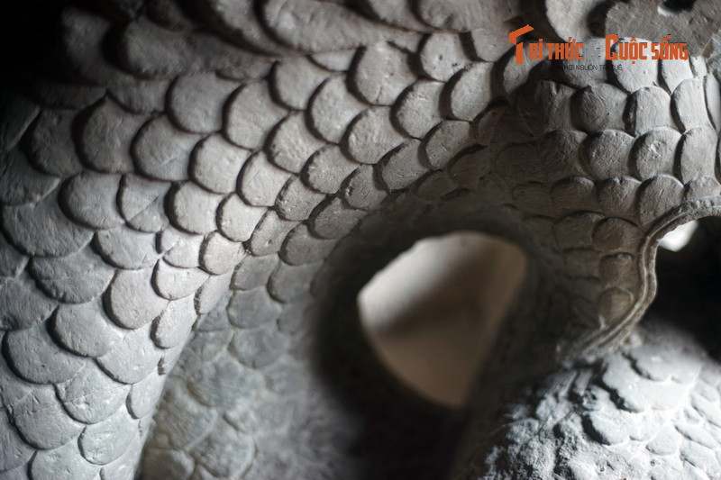 Toàn thân linh vật được bao phủ một lớp vảy tựa như vảy rồng.