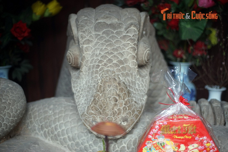 Theo đánh giá của các nhà nghiên cứu, tượng xà thần mang các đặc trưng của nghệ thuật thời Lý như chất liệu sa thạch, hình khối nuột nà chắc khỏe, đường nét mềm mại, tinh tế. Dấu vết kỹ thuật tạo tác mang đặc trưng của kỹ thuật thời Lý.