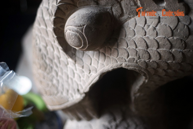 Tuy không phức tạp như rồng nhưng nghệ thuật tạo tác vẫn thể hiện kỹ, tinh xảo, khối hình nuột khỏe, dáng vẻ và tư thế của xà thần hết sức sống động.