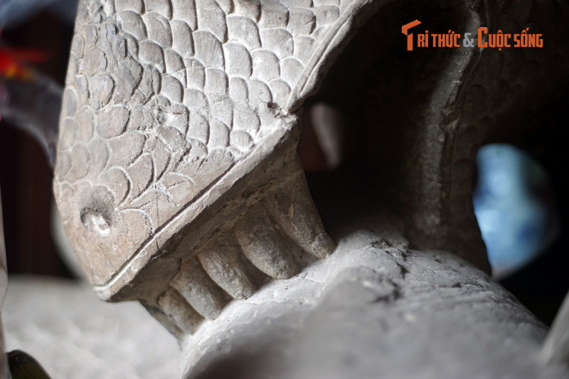 Tư thế "quằn quại" của bức tượng như ẩn chứa tâm trạng đau đớn, bi thương, phẫn uất đến cùng cực. Có ý kiến cho rằng tượng là hiện thân của Thái sư Lê Văn Thịnh, do người đời tạc sau khi ông mất để để thể hiện nỗi đau và sự phẫn nộ xuyên thế kỷ khi ông bị vu oan "hóa hổ giết vua".