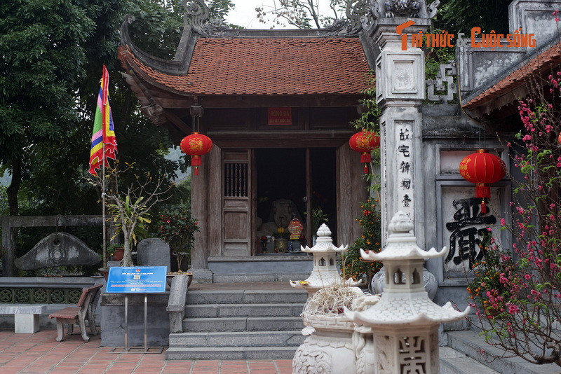  Đền thờ Lê Văn Thịnh (thôn Bảo Tháp, xã Đông Cứu, huyện Gia Bình, tỉnh Bắc Ninh) là nơi đang lưu giữ một tác phẩm điêu khắc cổ độc nhất vô nhị Việt Nam. Đây là một bức tượng được gọi là rồng đá hoặc xà thần, đã được công nhận là Bảo vật quốc gia của Việt Nam từ năm 2013