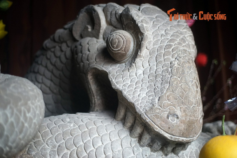 Đặc biệt, tượng rồng đá / xà thần được tạo hình với tư thế "miệng cắn thân, chân xé mình" được đánh giá là hết sức kỳ lạ. Trong suốt chiều dài của nền điêu khắc cổ Việt Nam và khu vực Đông Nam Á không có bức tượng nào như vậy.