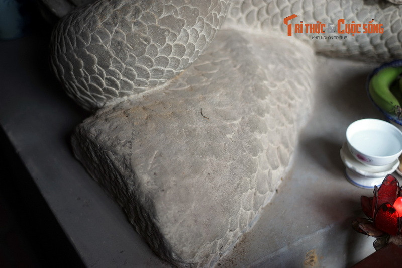 Chỗ giao nhau giữa phần thân đầu và phần thân đuôi liền nhau tạo thành một khối thống nhất. Vết đứt của hai phần thân rồng khá phẳng, gọn cho ta cảm giác đây là chủ định của tác giả chứ không phải là phần đứt gẫy bị mất chưa tìm thấy.