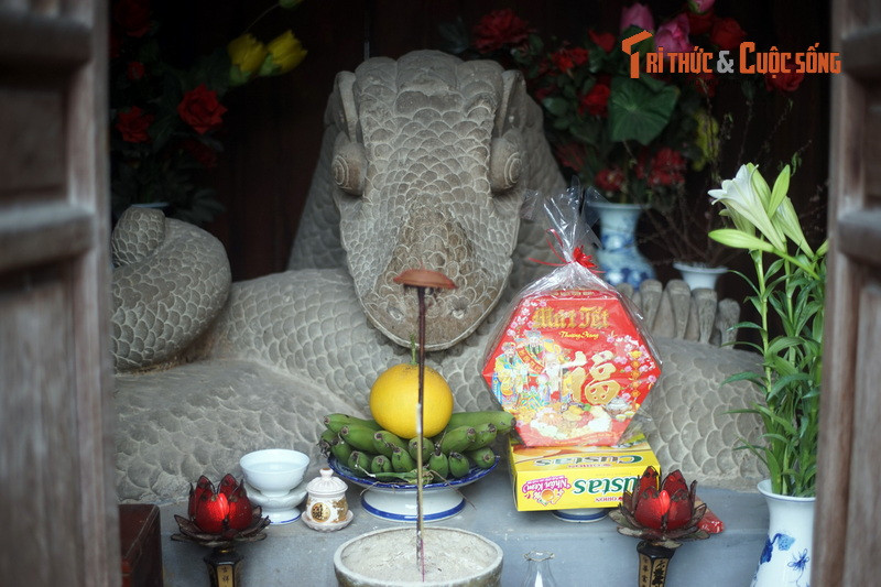 Về tổng quan, tượng được làm bằng đá sa thạch, có chiều cao 79 cm, rộng (ngang) 136 cm, dài (từ trước ra sau) 103cm, trọng lượng khoảng 3 tấn. Hiện vật có niên đại từ thời Lý, khoảng thế kỷ12.