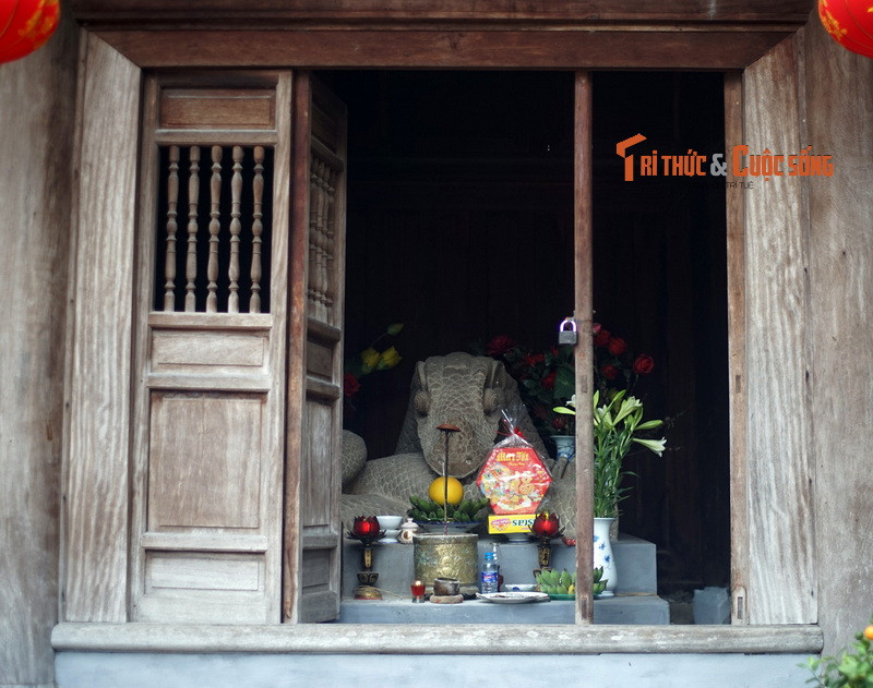 Vào năm 1991, khi nhân dân địa phương tiến hành tu sửa đền, bức tượng đã phát lộ dưới đám cây dại, ngay phía lối lên đền. Sau khi phát hiện khối tượng lạ, người dân trong làng đã xây một ngôi miếu nhỏ, đưa tượng vào thờ và gọi bằng cái tên cung kính "ông rồng".