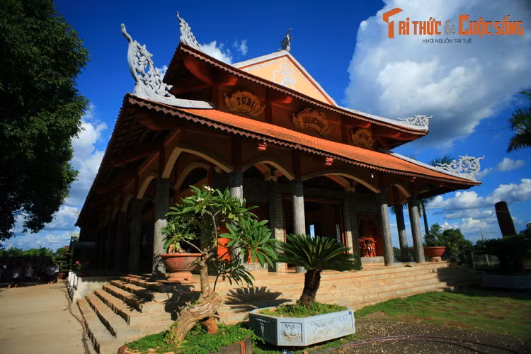 Được biết, chùa Đức Hạnh hình thành từ năm 1969 bởi một số đồng bào từ miền Trung vào Bình Phước lập nghiệp, sinh sống. Đến năm 1999, chùa được giao cho Giáo hội Phật giáo Việt Nam quản lý và bắt đầu có trụ trì. Ngày nay chùa là điểm đến thu hút đông đảo du khách ở Bình Phước.