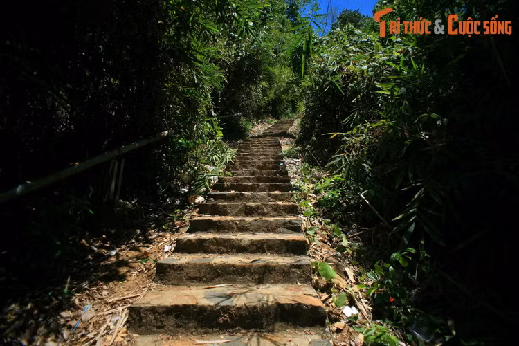 Để lên ngọn núi này, du khách có thể đi cáp treo tại Khu du lịch Cáp treo núi Bà Rá. Tuy nhiên, với những người ưa khám phá, việc chinh phục ngọn núi này bằng đường bộ với hơn 1.000 bậc đá sẽ là lựa chọn không thể bỏ qua.