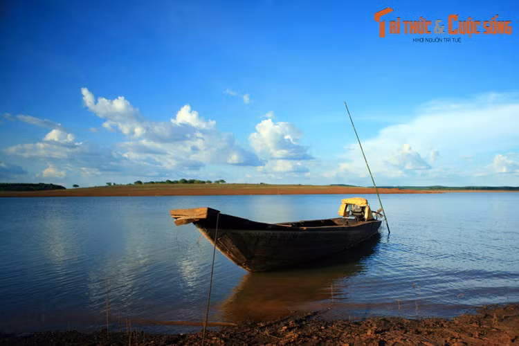 Ngoài chức năng sản xuất và cung cấp điện năng, điều tiết thủy lợi và kiểm soát lũ theo thiết kế, hồ Thác Mơ còn là nguồn sống của nhiều hộ dân làm nghề chài lưới sống ven hồ.