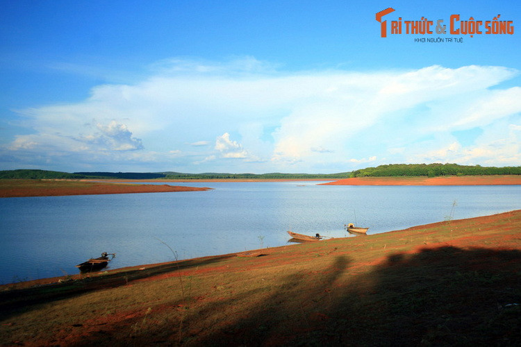 Hồ thủy điện Thác Mơ có diện tích khoảng 110km2, gồm rất nhiều nhánh len lỏi giữa các đồn điền trồng cây công nghiệp trên nền đất bazan màu mỡ. Giữa lòng hồ có 10 hòn đảo lớn nhỏ, tạo nên những nét chấm phá độc đáo cho cảnh quan nơi đây.