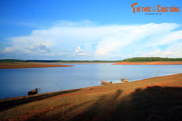 Hồ thủy điện Thác Mơ có diện tích khoảng 110km2, gồm rất nhiều nhánh len lỏi giữa các đồn điền trồng cây công nghiệp trên nền đất bazan màu mỡ. Giữa lòng hồ có 10 hòn đảo lớn nhỏ, tạo nên những nét chấm phá độc đáo cho cảnh quan nơi đây.