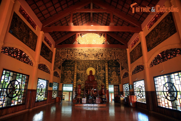 Ngoài cổng tam quan độc lạ, chùa Đức Hạnh còn được biết đến với đồ tạo tác bằng gỗ tinh xảo. Các pho tượng, bệ thờ, lư hương, chuông mõ, bàn, ghế sử dụng trong chính điện chùa hoàn toàn làm bằng các loại gỗ tự nhiên ở dạng gốc cây đã qua khai thác, được tận dụng lại.