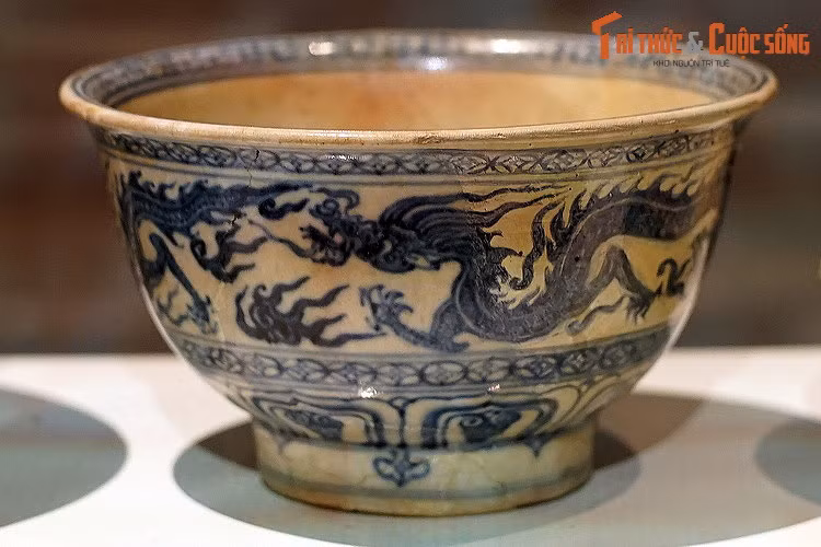 Đồ án cánh sen, hoa liên tiền và đồ án hồi văn còn được sử dụng cho bộ sưu tập này, thành một băng chạy dài, giới hạn bởi hai đường chỉ nhỏ trên dưới dùng để trang trí ở cả mặt trong và mặt ngoài của mép miệng.