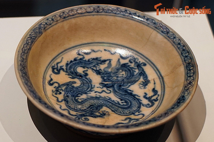 Rồng có tổng cộng 4 chân, các chân thể hiện tư thế vận động như đang đạp vào mây với các bắp cơ nổi khối, 5 ngón chân giang rộng. Đầu rồng ngẩng cao, miệng nhả ngọc, thân uốn thành nhiều khúc.