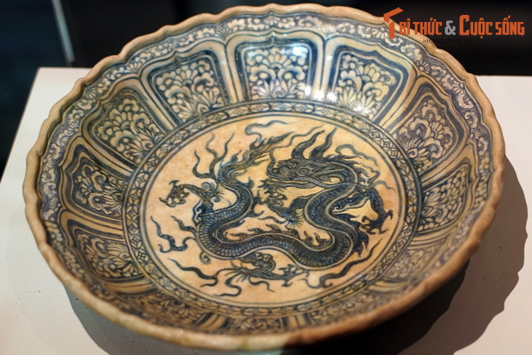 Mặc dù có chút khác nhau về kích thước, bố cục hoa văn nhưng đề tài và kỹ thuật trang trí hoa văn trên các di vật trong bộ sưu tập là giống nhau, với trung tâm là hình tượng rồng được thể hiện sống động, hình khối uyển chuyển, tư thế mạnh mẽ.