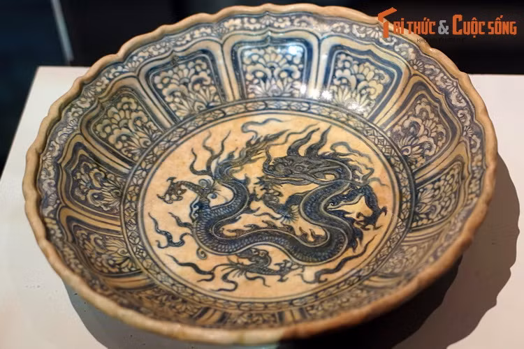 Mặc dù có chút khác nhau về kích thước, bố cục hoa văn nhưng đề tài và kỹ thuật trang trí hoa văn trên các di vật trong bộ sưu tập là giống nhau, với trung tâm là hình tượng rồng được thể hiện sống động, hình khối uyển chuyển, tư thế mạnh mẽ.