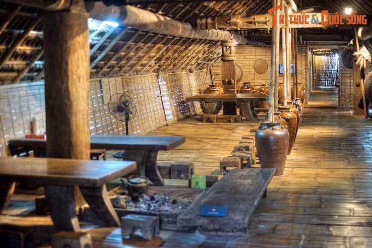 Nằm giữa vườn cây xanh, 10 tòa nhà có kiến trúc độc đáo được xây dựng sát với nguyên bản từ ngoại thất đến nội thất, được coi là khu vực đặc sắc nhất Bảo tàng.