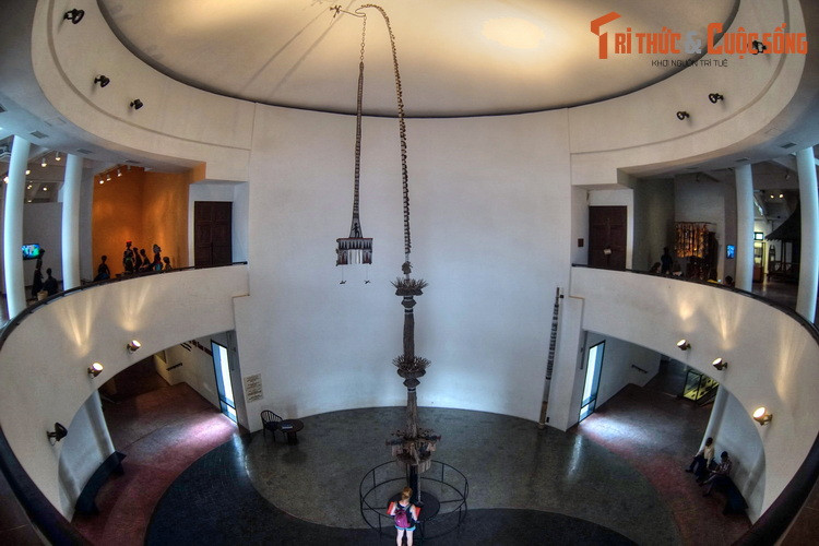 Khu vực trung tâm của Bảo tàng là tòa nhà hai tầng có tên gọi Trống đồng, bắt đầu mở cửa phục vụ công chúng từ ngày 13/11/1997. Đây là nơi trưng bày các hiện vật về 54 dân tộc ở Việt Nam.