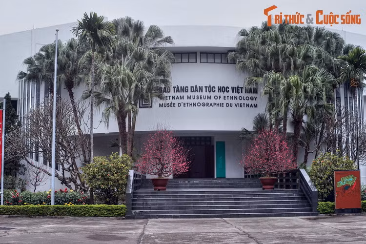 Mở cửa phục vụ công chúng từ năm 1997, Bảo tàng Dân tộc học Việt Nam (đường Nguyễn Văn Huyên, quận Cầu Giấy, Hà Nội) được coi là một trong những điểm tham quan hàng đầu dành cho du khách trong và ngoài nước ở thủ đô Hà Nội.